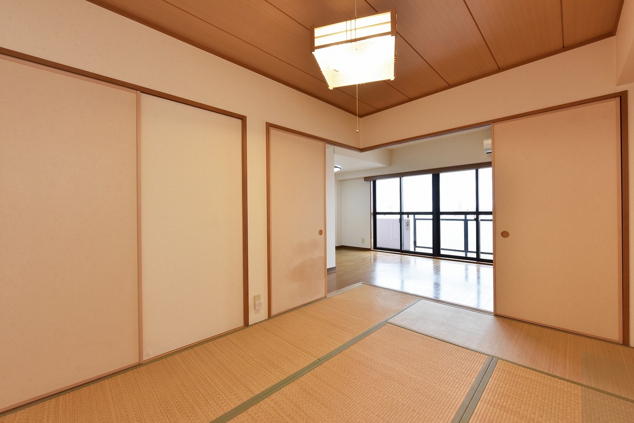 【和室(約6.0帖)】引き戸を開放すると、リビングの続き間として活用可能です。廊下側からの出入りもでき、客間としても重宝しそうです。寝具や座布団なども収納できる、押入が備えられています。