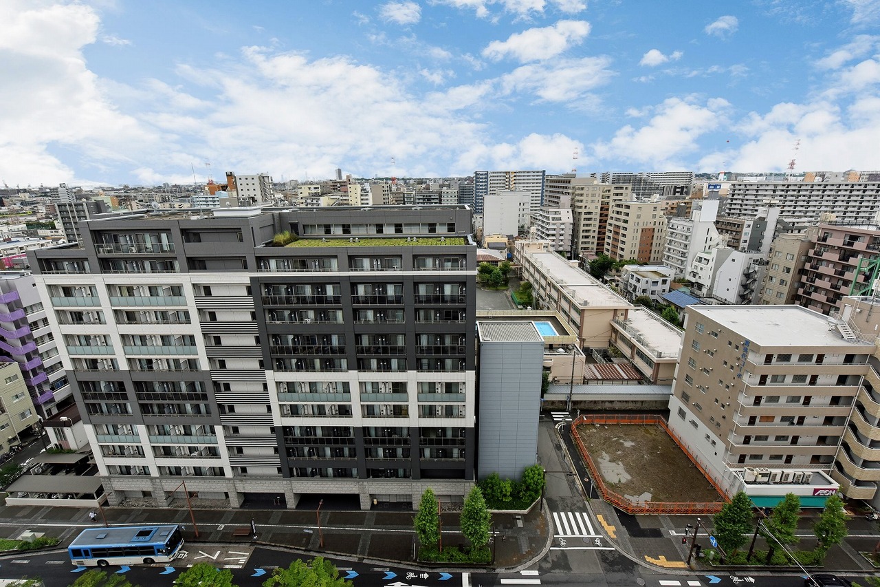 【バルコニーからの眺望】1997年12月築の、地下1階付き14階建てマンションです。お部屋は最上階につき陽当り・眺望良好です。※眺望は将来にわたって保証するものではありません。