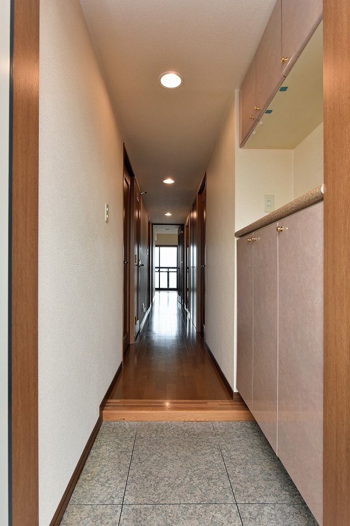 【廊下】各居室や水回りにアクセスできます。洗面所は玄関からリビングへの動線上に配置されており、帰宅時の手洗いもスムーズに行えます。
