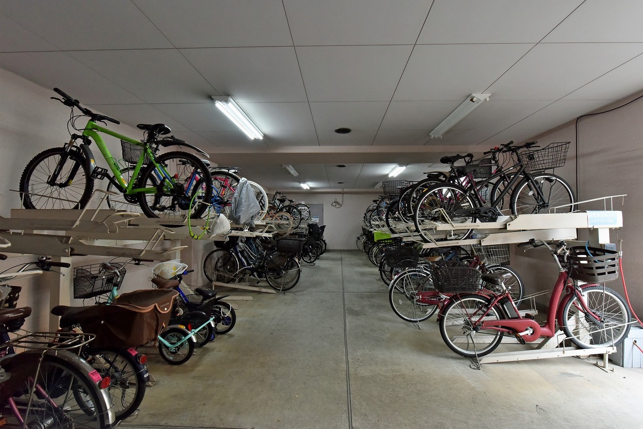 【駐輪場】屋内型の駐輪場が設けられています。屋根があるので、大切な自転車が雨や直射日光から守られます。
