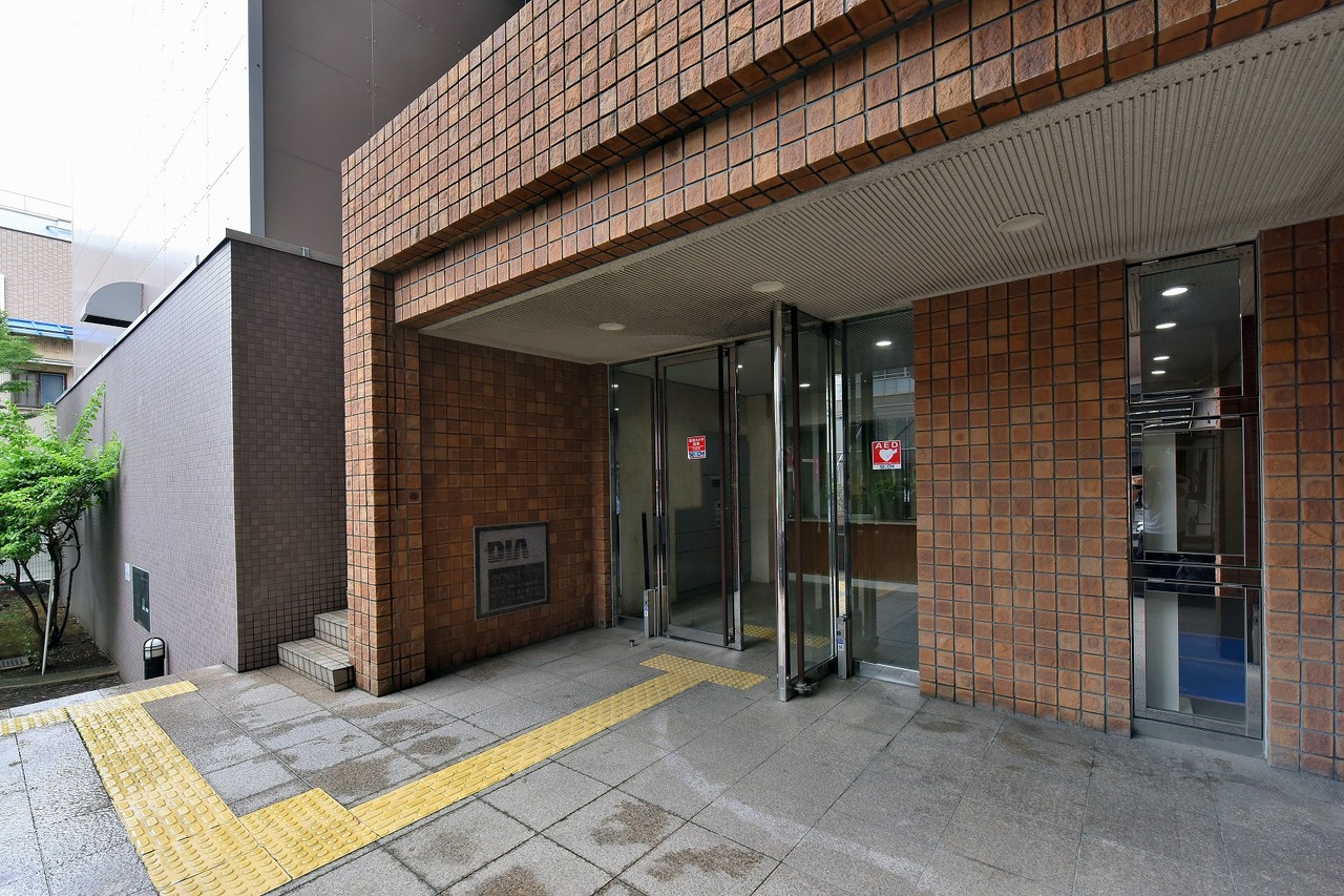 【エントランス】マンションのエントランスはオートロックで管理されています。室内からTVモニター付きインターホンで訪問者を確認することができ、防犯面にも配慮されています。