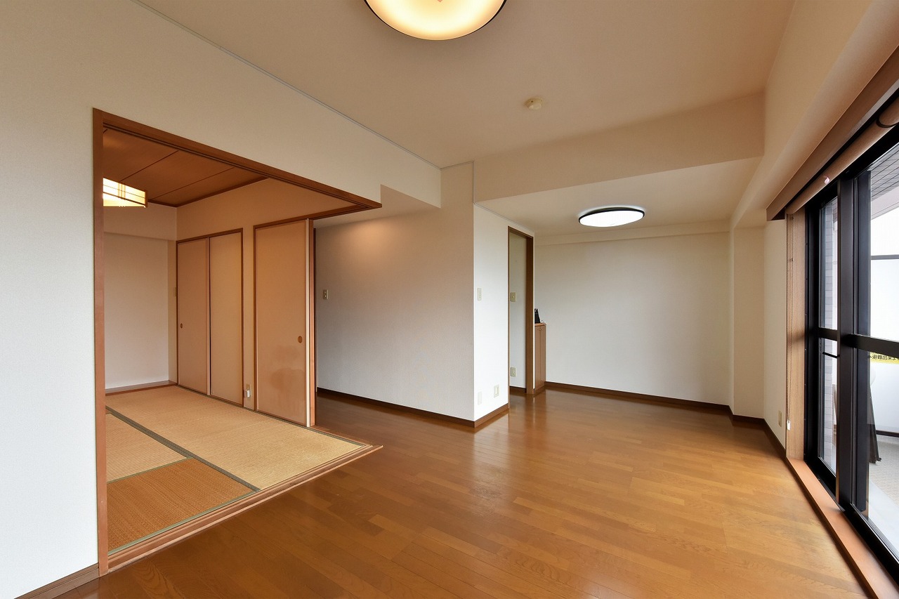 【LD】約10.6帖の広さ。横長の形状で、家具の配置がしやすい間取りです。様々なインテリアと馴染む、シンプルな内装デザインが採用されています。