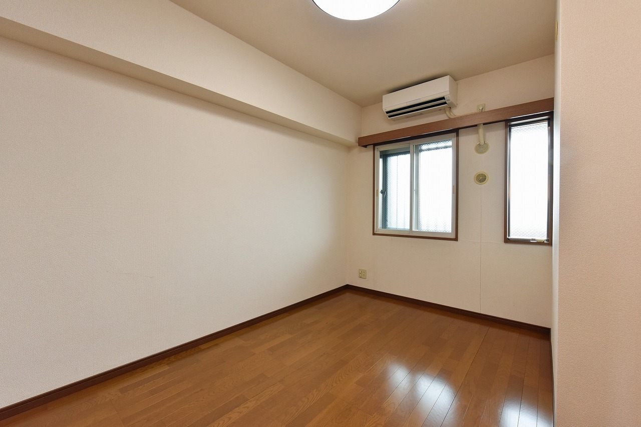 【洋室(約6.0帖)】ベッドや机などを配置できる広さです。主寝室や子ども部屋など、フレキシブルに活用可能。エアコン付きのため、初期費用を抑えられます。