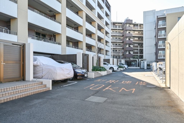 全500台分（来客用3台含む）の駐車場。