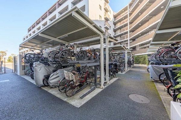 敷地内セキュリティライン内に、自転車置き場がございます。