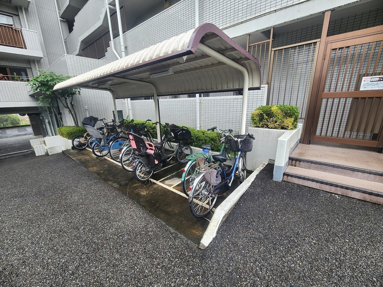 【駐輪場】マンション敷地内には自転車置き場が設けられています。