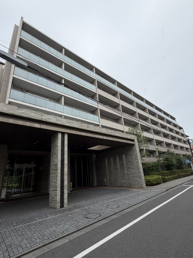 【ラグゼコートA棟】地上7階建、総312戸のマンションです。JR南武線「矢向」駅まで徒歩5分と駅近なロケーションで、通勤・通学やお出かけに便利。