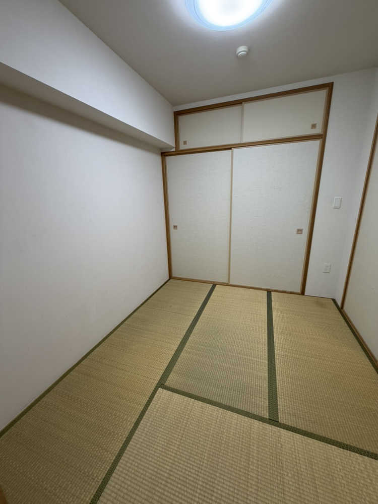 【和室/約4.5帖】リビングに面した和室は、お子様の遊びスペースや来客用など、多目的に使用できます。押し入れ付きで寝具や季節物の収納にも便利です。