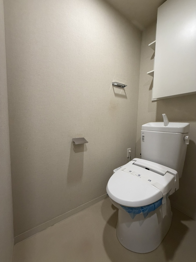 【トイレ】手洗いタンク付きで、使用後すぐに手を洗うことができます。天井の吊り下げ収納には掃除道具やトイレットペーパーなどが収納できます。