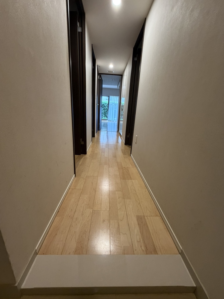【廊下】落ち着きのあるカラーリングが採用された室内デザイン。建具はハイドア仕様のため、開放感があります。各洋室は振り分けタイプのため、ご家族のプライバシーに配慮できます。