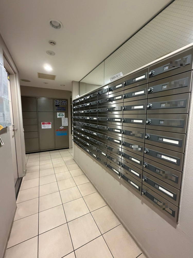 【集合ポスト】エントランスには集合ポストが設置されています。住民以外の人が立ち入りにくく、防犯対策にも配慮されています。