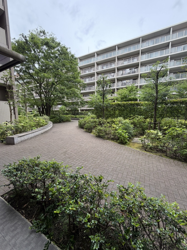 【プライベートガーデン】緑豊かな植栽が施されており、季節の移ろいを感じることができます。大切なペットと暮らせるマンション(規約による制限有り)。これからペットを飼うことを検討中の方にもおすすめです。