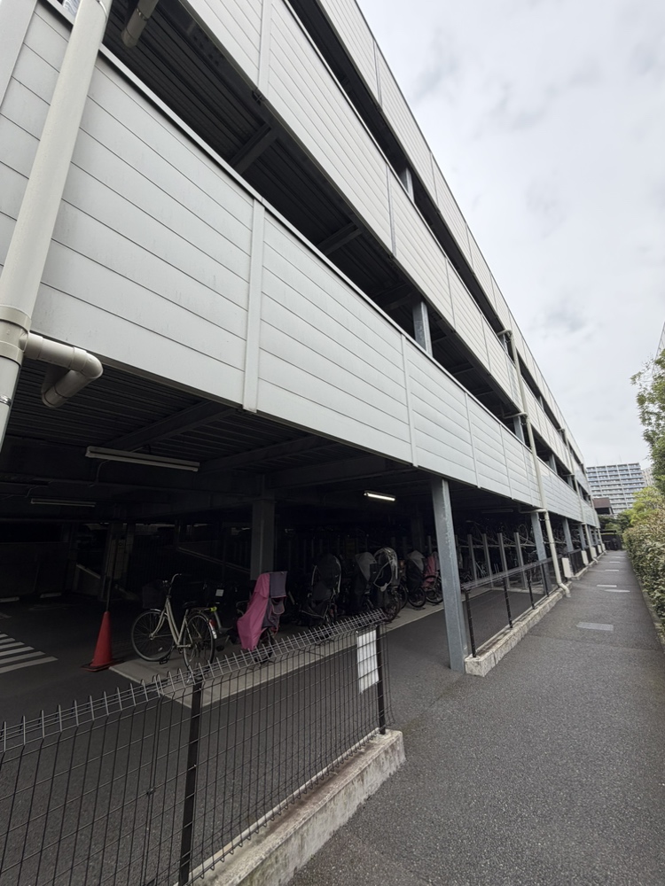 【駐輪場】マンション敷地内には自転車置き場が設けられています。空き状況などの詳細については、お気軽にお問い合わせください。