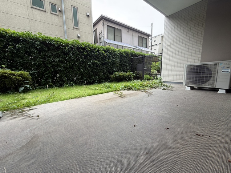 【テラス/専用庭】南向きのテラスと専用庭は広々30.62㎡の広さで、リビングから出入り可能。読書やティータイムを愉しむ空間や、ガーデニング、小さなお子様のお外遊びの場など、多用途に活用できます。