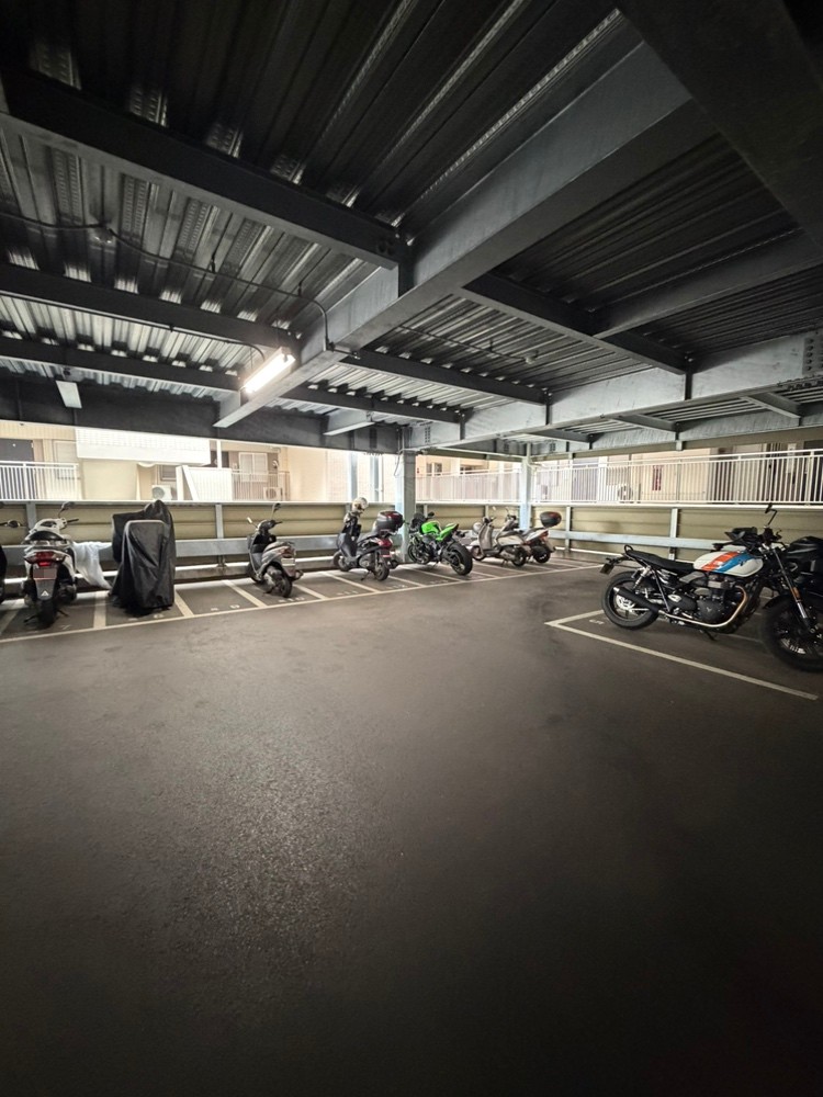 【バイク置き場】バイク置き場は、防犯性の高い敷地内に設けられています。屋根付きですので、雨風の影響を受けずに駐車することができます。