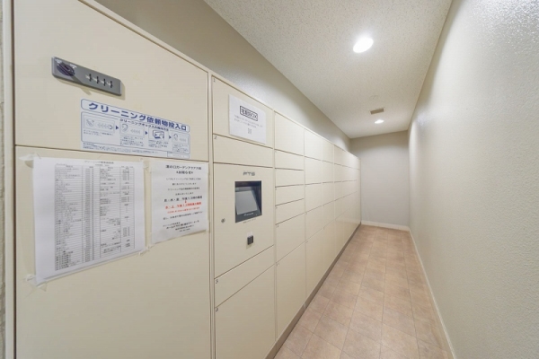 不在時でも荷物を受け取る事が可能な、宅配ロッカーあり。