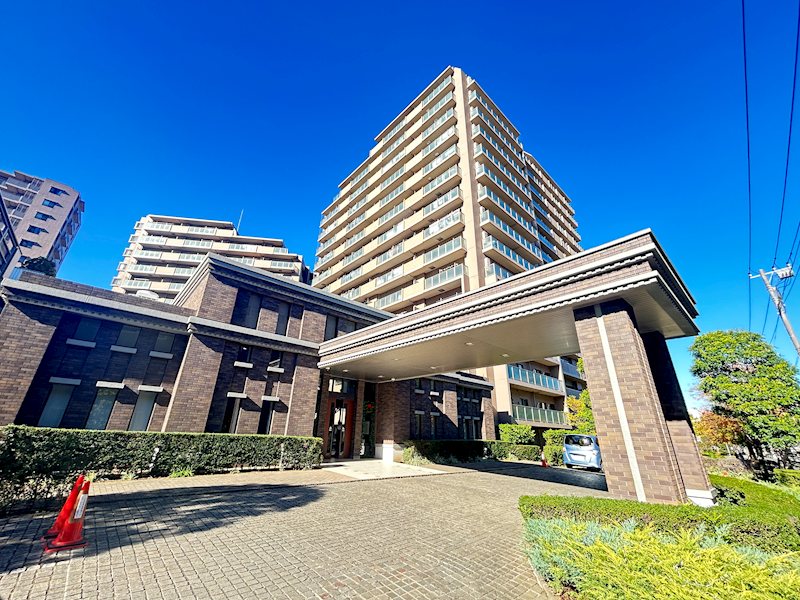 【外観】600世帯の大規模マンションです。安心の24時間有人管理。ゴミ出しも24時間可能です。