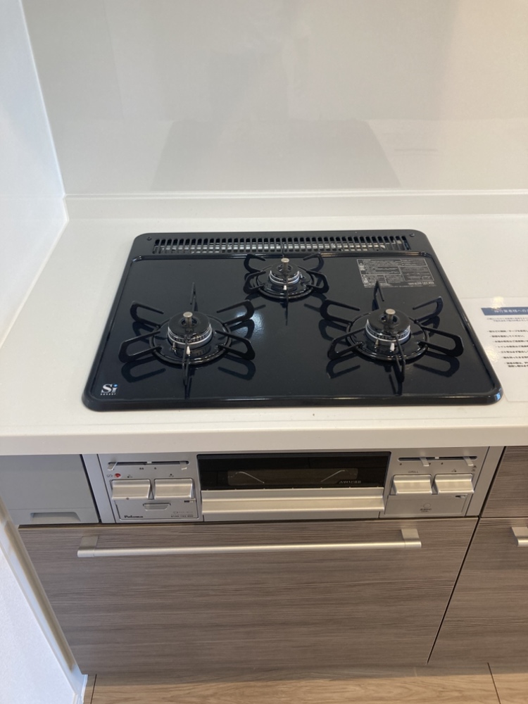 【キッチン/3口コンロ】キッチンには3口ガスコンロが備え付けられているため、複数品を同時に調理可能。効率的な調理で、時短に繋がります。