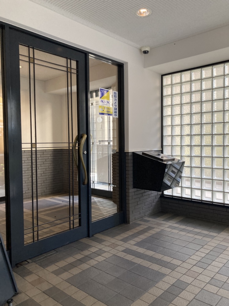 【共用部/エントランス】オートロックで管理されたエントランス。防犯カメラが採用され、セキュリティ面に配慮されています。