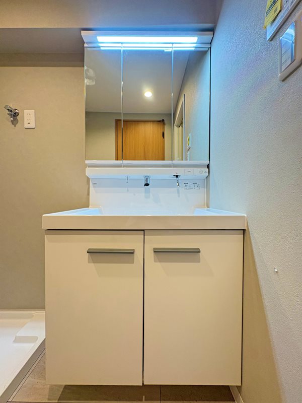 <洗面化粧台>大きな洗面ボウルで使いやすい洗面化粧台です。