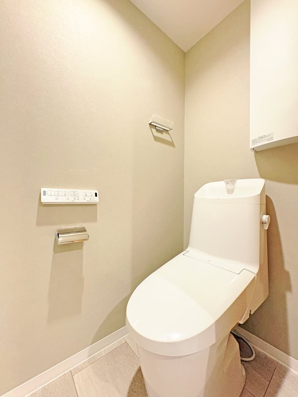 <トイレ>吊戸棚収納付きのトイレです。
