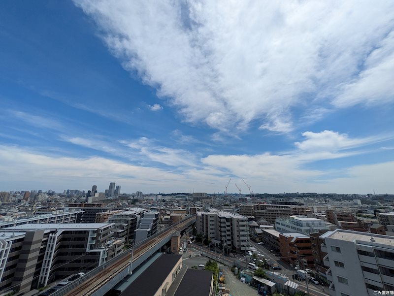 前面に高い建物が無く開放感のある眺望
