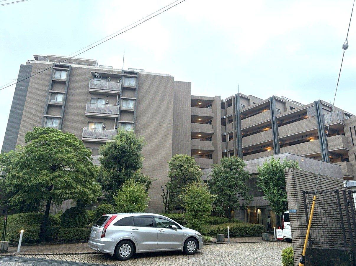【コスモステージ武蔵新城】JR南武線「武蔵新城」駅まで徒歩12分、「武蔵中原」駅まで徒歩15分と、2駅利用可能な立地。駅までフラットな道のりで、毎日の通勤・通学に便利です。