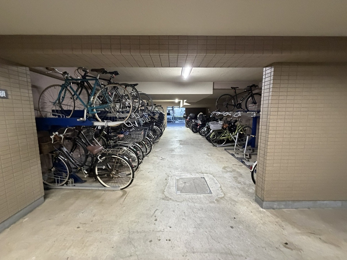 【駐輪場】屋根付きの駐輪場のため、悪天候時も雨に濡れずに乗り降りすることができます。照明が設置されているので、早朝や夜間の利用もスムーズに行えそうです。