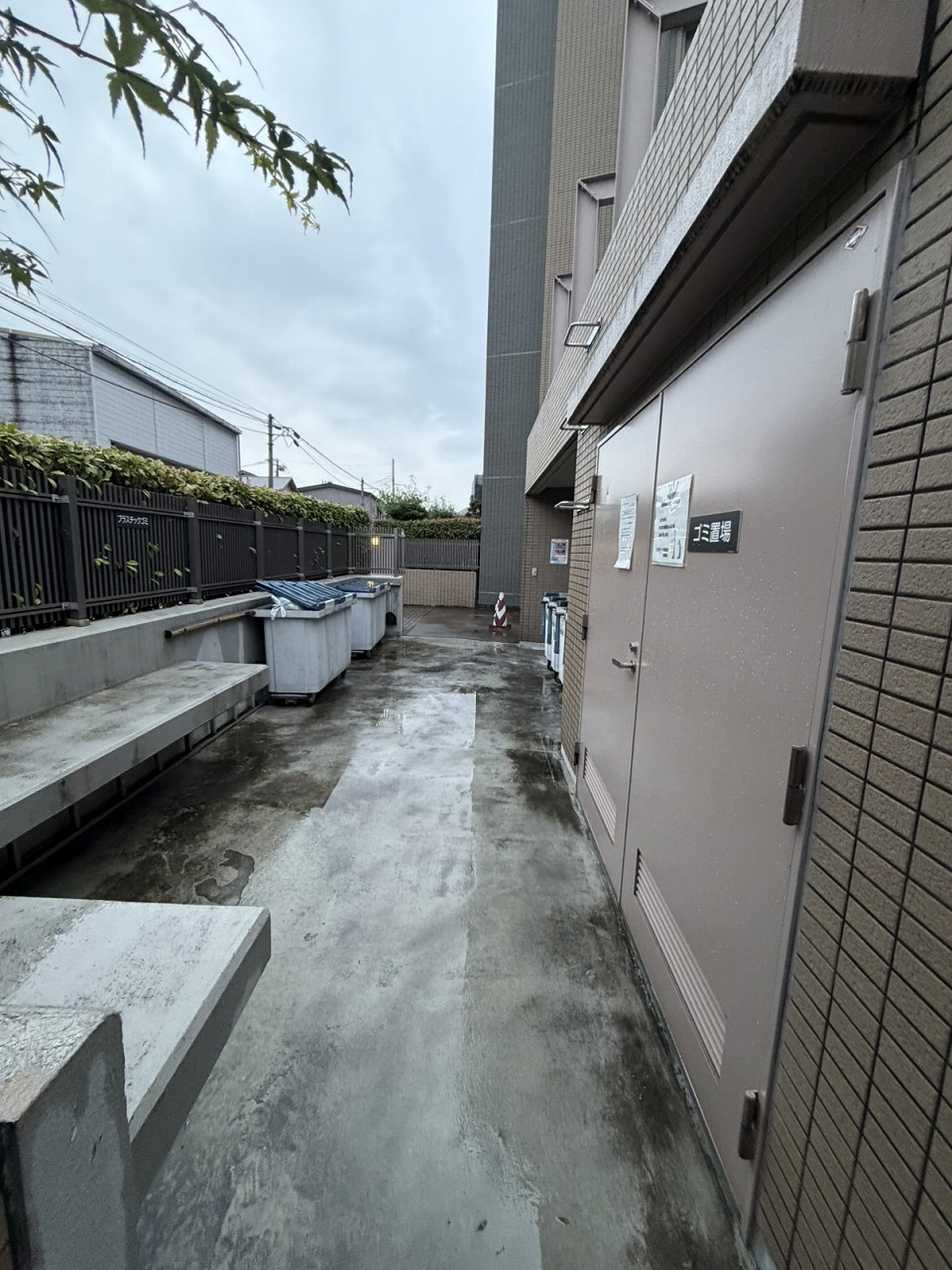 【ゴミ置き場】マンション敷地内にゴミ置き場が設置されているので、遠くまでゴミ捨てに行く必要はありません。管理会社は大和ライフネクスト(株)、管理形態は日勤です。