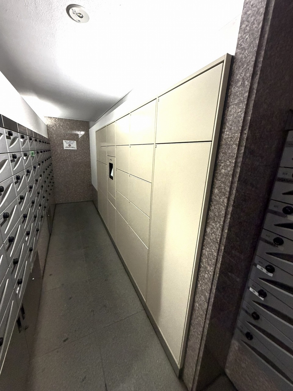 【宅配ボックス】共用スペースに宅配ボックスが設置されています。不在時でも荷物を受け取ることができるので、再配達の手間がかかりません。