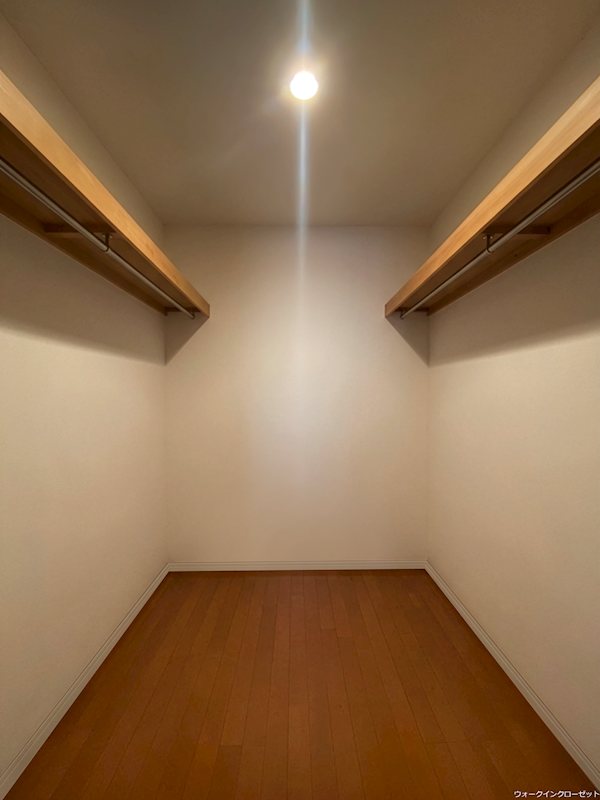 【ウォークインクローゼット】広々としたウォークインクローゼットつきで大変便利です。※この画像は・・・