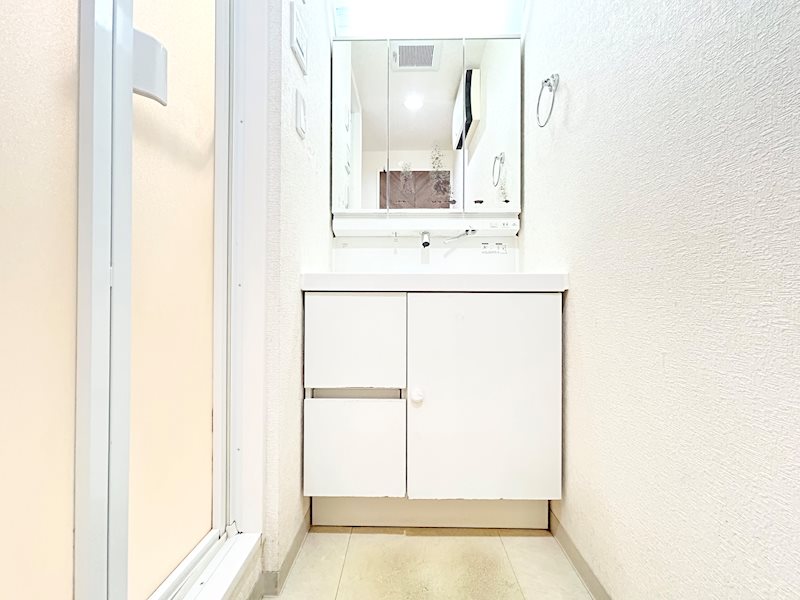 【洗面台】三面鏡付き洗面化粧台。鏡裏や洗面ボウル下部に収納スペースがあります。