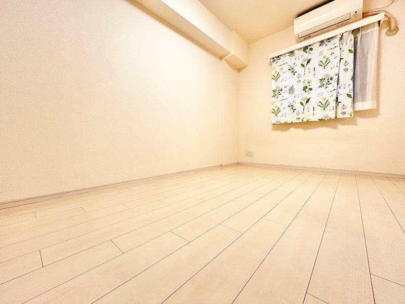 【約6帖洋室】窓際にも家具を置きやすい腰高窓につき、お好みに合わせて自在にレイアウトが楽しめま・・・