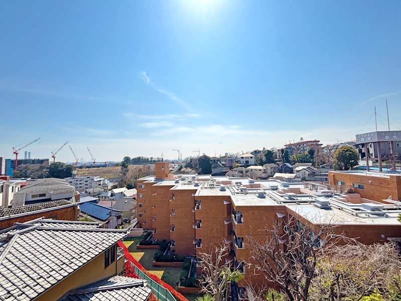 ＜バルコニーからの眺望＞バルコニー前面は２階建ての戸建てでその先は6階建てのマンションですが前・・・