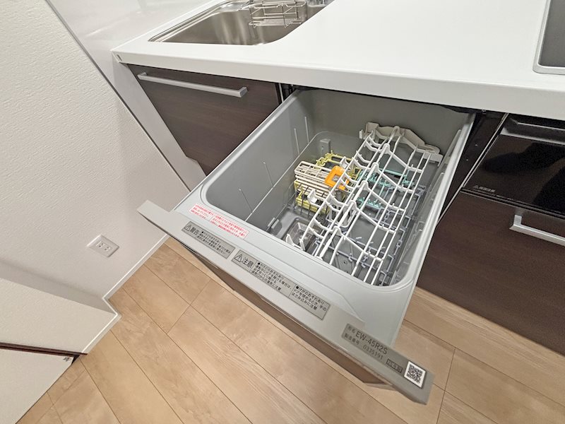 ＜食洗機＞キッチンには家事を軽減する食洗器が設置されております。