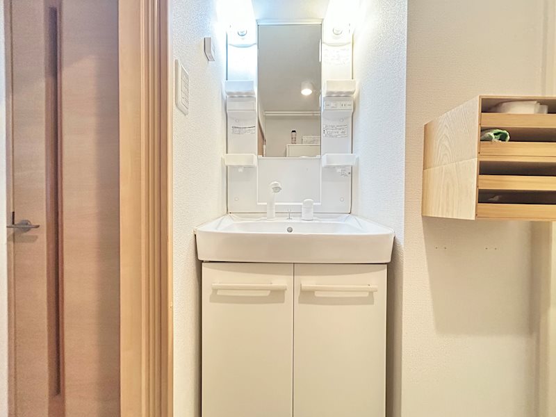 【洗面台】清潔感のある洗面化粧台です。日用品も収納いただけます。