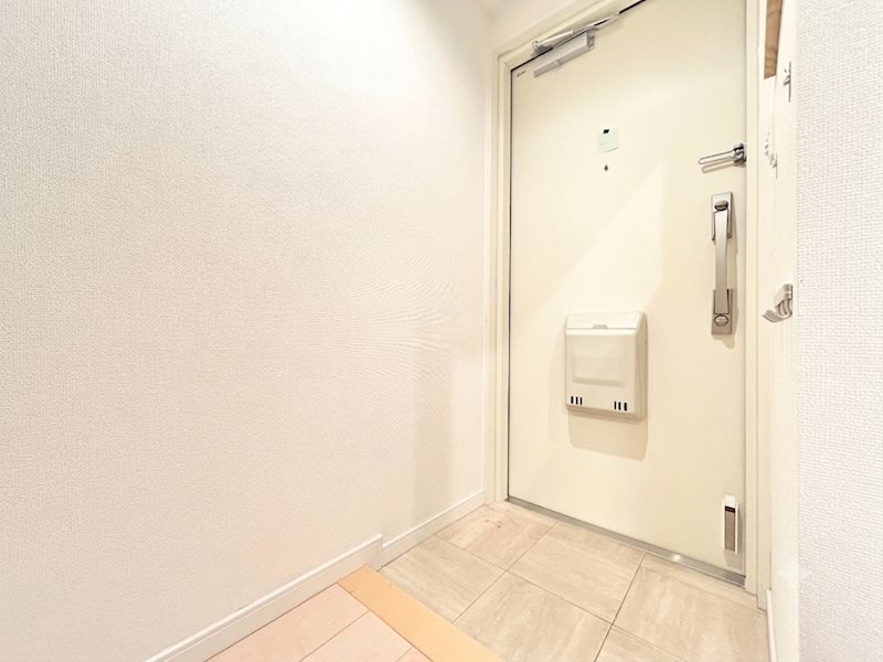 【玄関】人感センサー付き玄関照明が採用されており、スムーズに明るい玄関へ入れます。