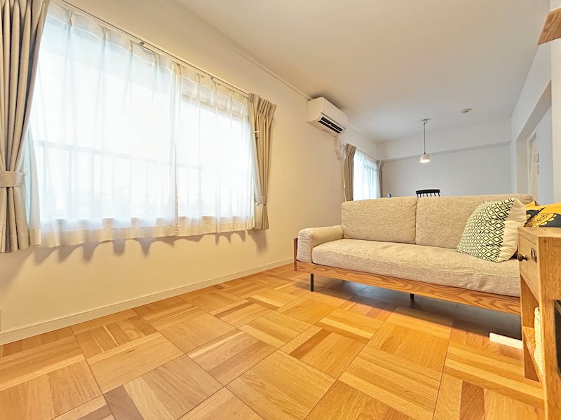 【リビング】南西向きバルコニーに面したリビングダイニングは自然光が入る心地良い空間です。