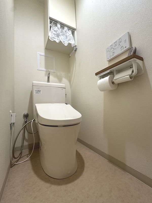 ＜トイレ＞トイレットペーパーや掃除道具の収納に便利な吊戸棚収納つきです。