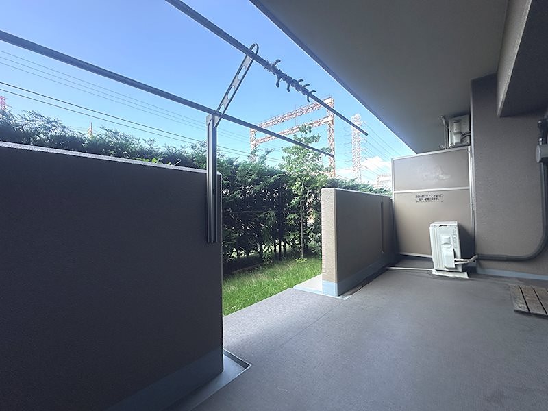 ＜テラス・専用庭（2026年7月撮影）＞テラス・専用庭付きの1階住戸。南西向きのテラスです。