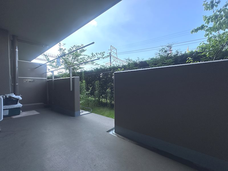 ＜テラス・専用庭（2026年7月撮影）＞テラス・専用庭付きの1階住戸。南西向きのテラスです。
