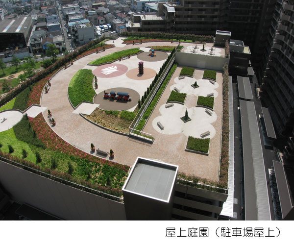 自走式の駐車場の屋上は庭園になっています。緑も多くあり、穏やかな時間を過ごせます。