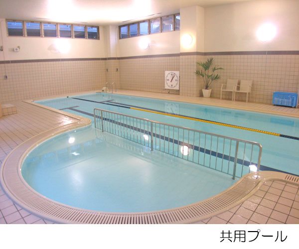 毎日の健康づくりやストレス解消などにご利用いただける施設として、屋内温水プールがあります。