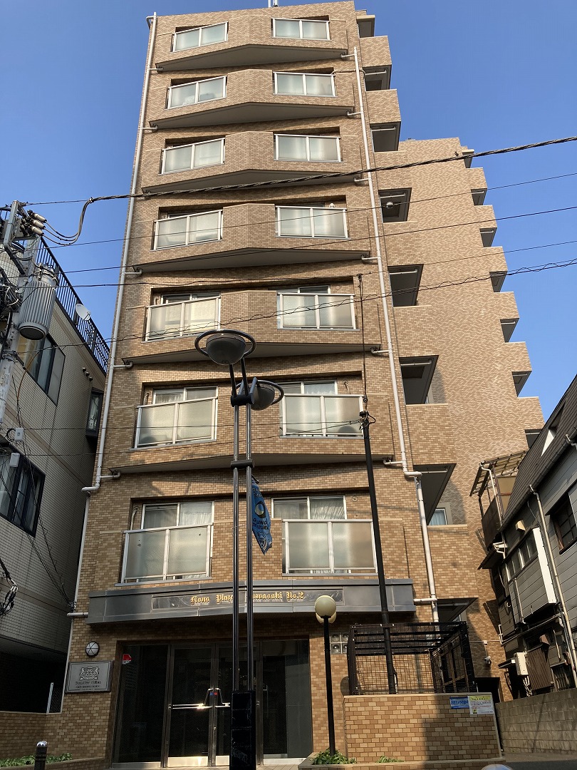 【ライオンズプラザ川崎第二】地上10階建て、総戸数94戸のオートロック付きマンションです。JR南武線「小田栄」駅まで徒歩12分。川崎・立川方面へ好アクセスな立地です。