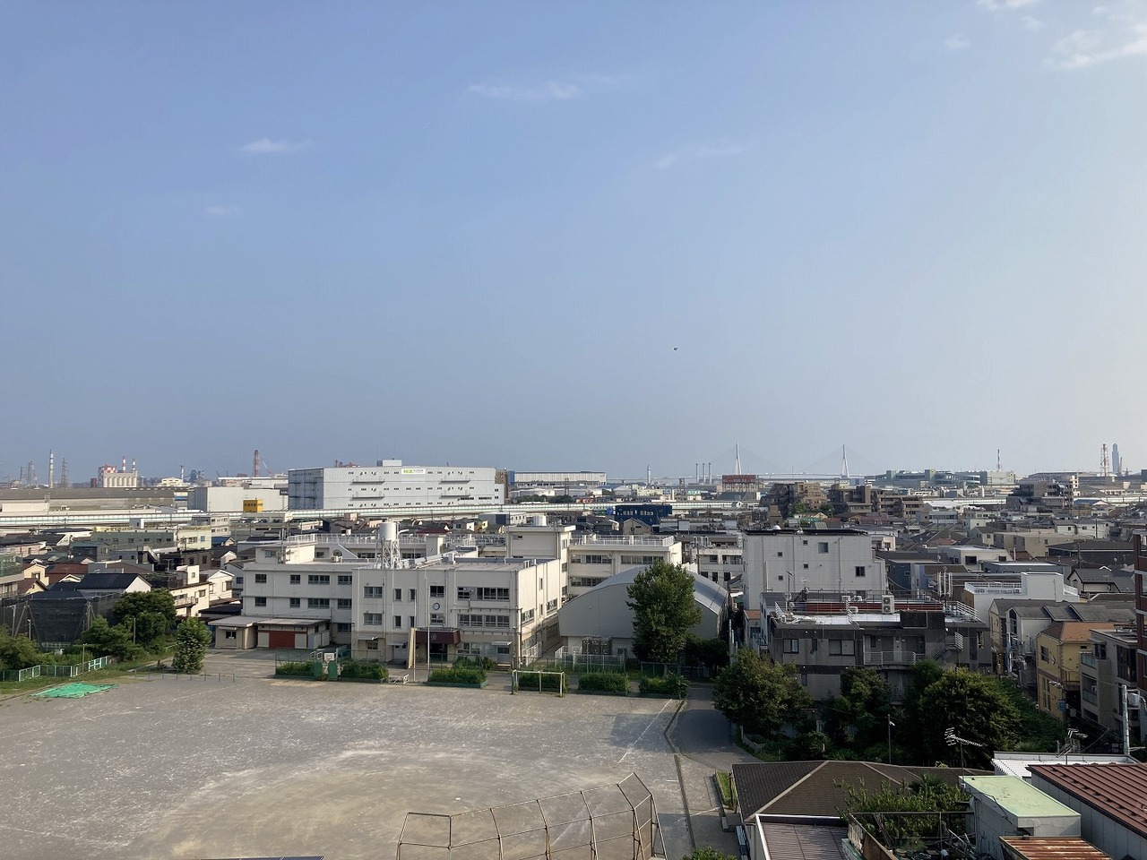 【眺望】南向きバルコニーからの眺望です。視界を遮るような高い建物がなく、開放感のある景色を望めます。※眺望は将来にわたって保証するものではありません。