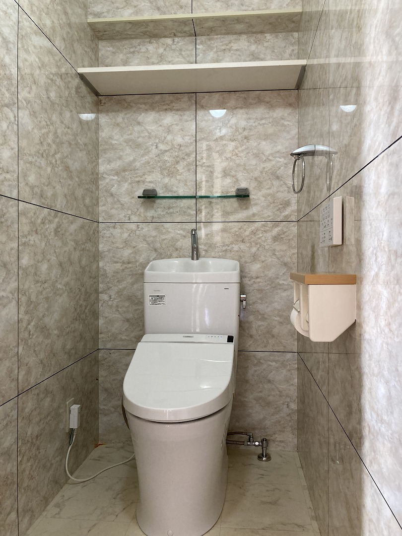 【トイレ】ホテルライクな清潔感のあるトイレです。年間を通して、快適に使うことができる温水洗浄便座付き。リモコンは操作しやすい壁付けタイプです。