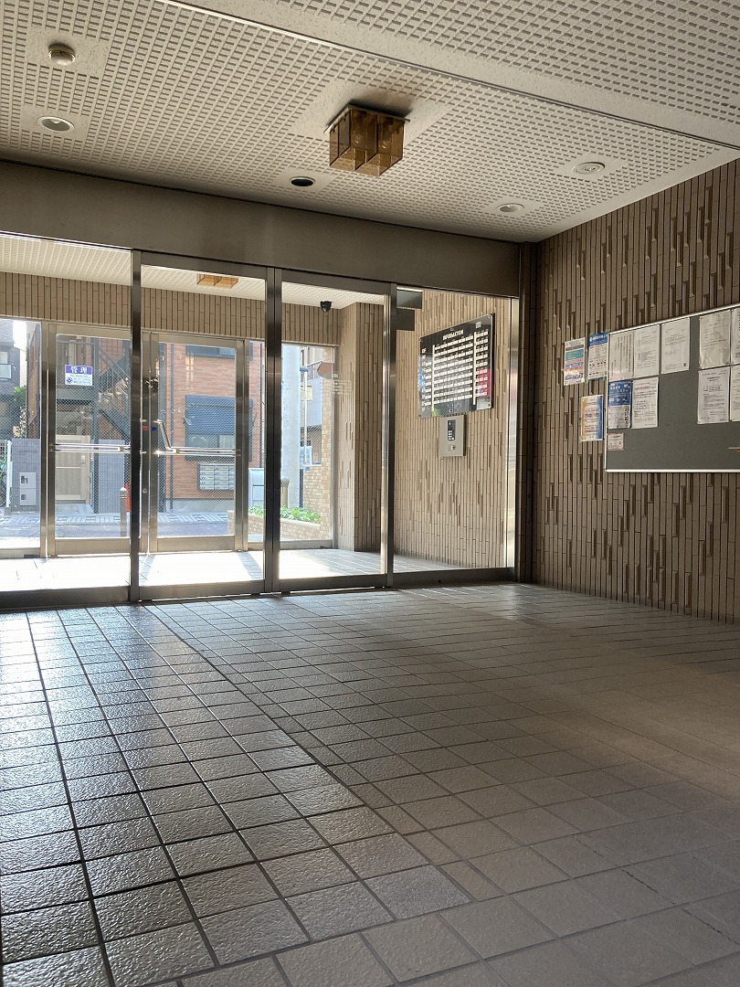 【エントランス】マンションのエントランスはオートロックで管理されています。室内からTVモニター付きインターホンで来訪者を確認できるため、顔や声を確かめてから安心して対応できます。