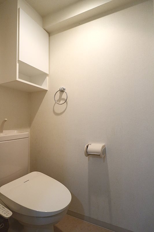 ＜トイレ＞トイレットペーパーや掃除道具の収納に便利な吊戸棚収納付きのトイレです。