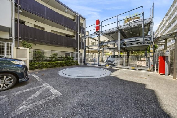 敷地内機械式駐車場。