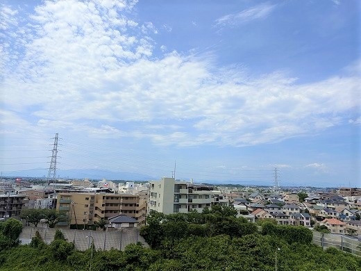 前面には高い建物がなく、開放感のある眺望が広がります